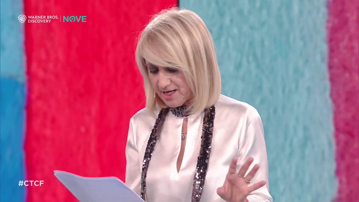 chetempochefa's tweet photo. "Se poi contiamo che Musk si fuma anche i pioppi, Elon dovrebbe essere il tuo nemico giurato, invece tra un po’ gli fai parcheggiare le Tesla a palazzo Chigi.

Io non ho certezze su questa materia enorme, complessa e delicata però so che riguarda l’etica personale e le scelte di ciascuno. Che meritano rispetto.

Si può benissimo non essere d’accordo, pensare che tu non lo faresti mai, ma qualcuno mi deve spiegare dove sta il reato.

Tanto più in un Paese come il nostro, dove non vanno in galera manco i camorristi, dove invece si cerca di abolire il reato di tortura derubricandolo a semplice aggravante: lo ha proposto Fratelli d’Italia questa settimana quindi, come si vede, il concetto di “reato universale” sembra essere molto elastico.

E voglio aggiungere che se magari l’adozione non fosse un percorso ad ostacoli come Squid Game, aperta a più persone possibili, senza discriminazioni di sesso e stato civile, forse meno persone farebbero ricorso alla gestazione per terzi.

Io sono confusa.
Pasolini diceva: “so, ma non ho le prove”
Io invece: “non so e non ho manco le prove”.

Quindi ti invidio Melons, e invidio anche la Roccels e tutti gli altri che hanno tutte ste certezze granitiche…io non ce le ho. Io le certezze le ho di granita, che si sciolgono facilmente…

Però so per certo una cosa avendo conosciuto coppie gay ed etero che hanno avuto bambini così: che la maternità surrogata è un percorso lunghissimo, pieno di intoppi, faticoso e complicato che richiede una tenacia e un amore spaventosi. E che queste famiglie sono famiglie come tutte le altre, e questi bambini nati così sono esattamente come tutti gli altri bambini, adorabili e adorati.

Tutto qui. E non mi sembra poco."

@lucianinalitti a #CTCF