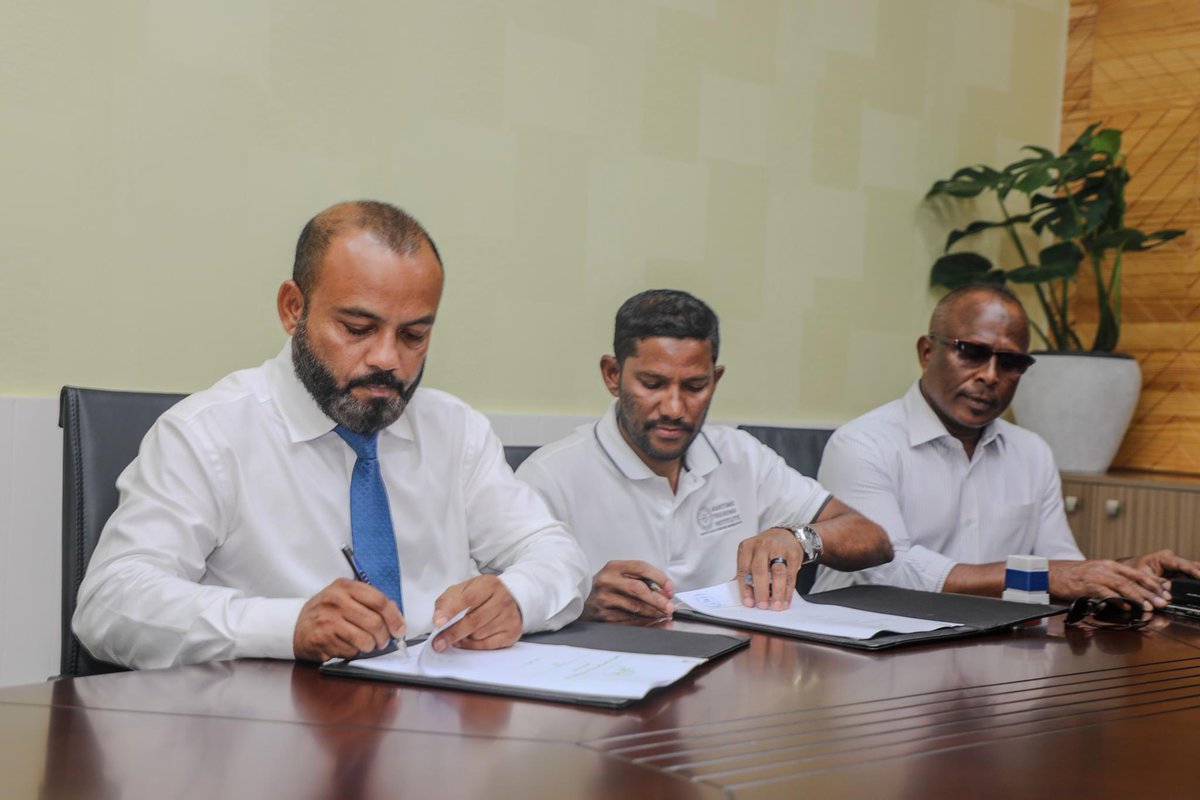 MInstituted's tweet photo. ވެމްކޯޯ އެކެޑަމީއާއި މެރިންޓައިމް ޓްރެއިނިންގ އިންސްޓިއުޓް އާ ދެމެދު މިއަދު  ފަހުމުނާމާ އެއްގައި ސޮއި ކުރުމުގެ ތެރެއިން 
މި ފަހުމުނާމާގެ ދަށުން ދެފަރާތް ގުޅިގެން ތަމްރީން ޕްރޮގްރާމްތަކާއި ތަމްރީން ތަކަށް ބޭނުންވާ އެއްބާރުލުން ދެފަރާތް ދިނުމަށް ވަނީ ހަމަޖެހިފައި @MNSDAmv @MoTCAmv https://t.co/McslH7esHR
