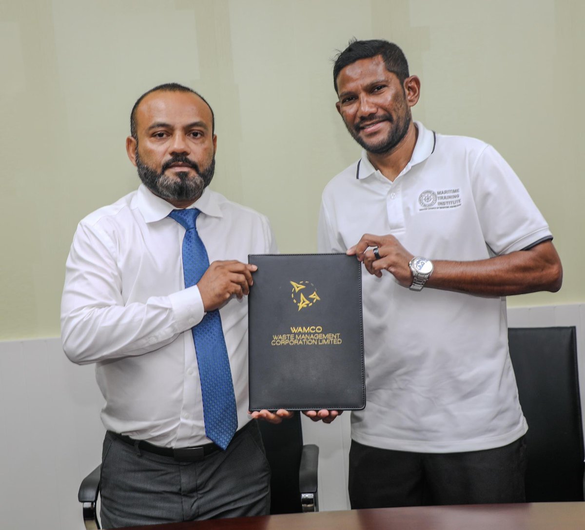 MInstituted's tweet photo. ވެމްކޯޯ އެކެޑަމީއާއި މެރިންޓައިމް ޓްރެއިނިންގ އިންސްޓިއުޓް އާ ދެމެދު މިއަދު  ފަހުމުނާމާ އެއްގައި ސޮއި ކުރުމުގެ ތެރެއިން 
މި ފަހުމުނާމާގެ ދަށުން ދެފަރާތް ގުޅިގެން ތަމްރީން ޕްރޮގްރާމްތަކާއި ތަމްރީން ތަކަށް ބޭނުންވާ އެއްބާރުލުން ދެފަރާތް ދިނުމަށް ވަނީ ހަމަޖެހިފައި @MNSDAmv @MoTCAmv https://t.co/McslH7esHR