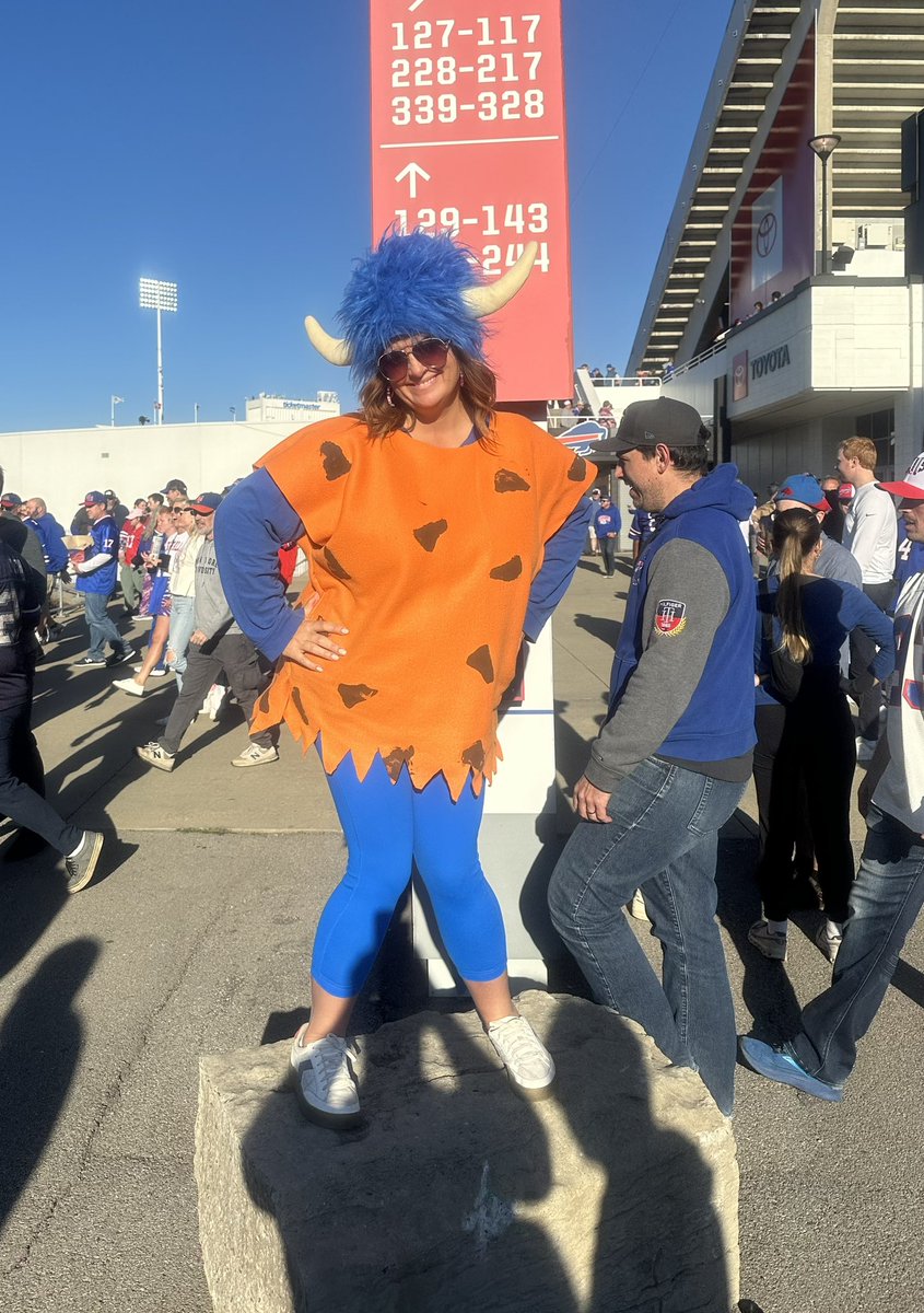 AlisonCamp10's tweet photo. Who wore it best?! https://t.co/VGYr5TJaAH