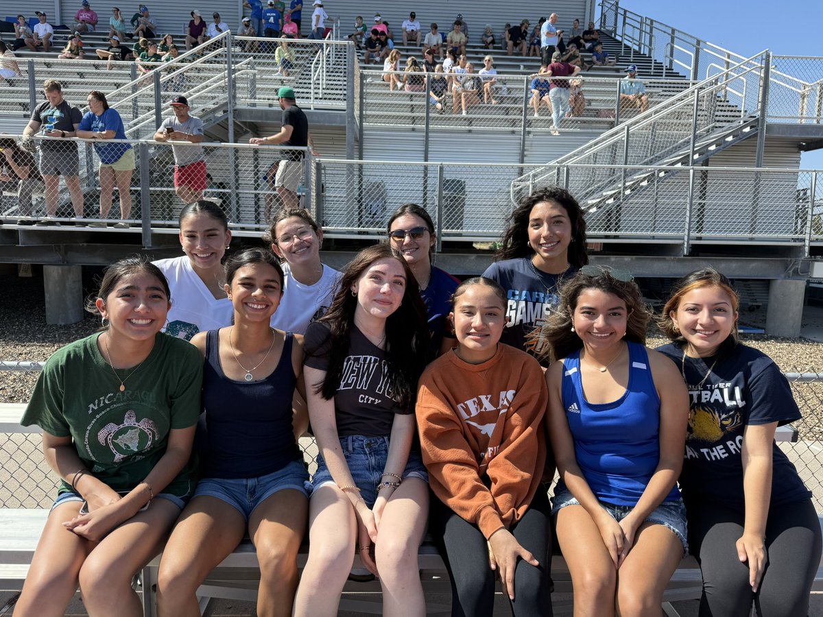 Carroll Soccer girls supporting <a href="/IslandersSoccer/">Islanders Soccer</a> 🤙🏼 
Awesome win today!