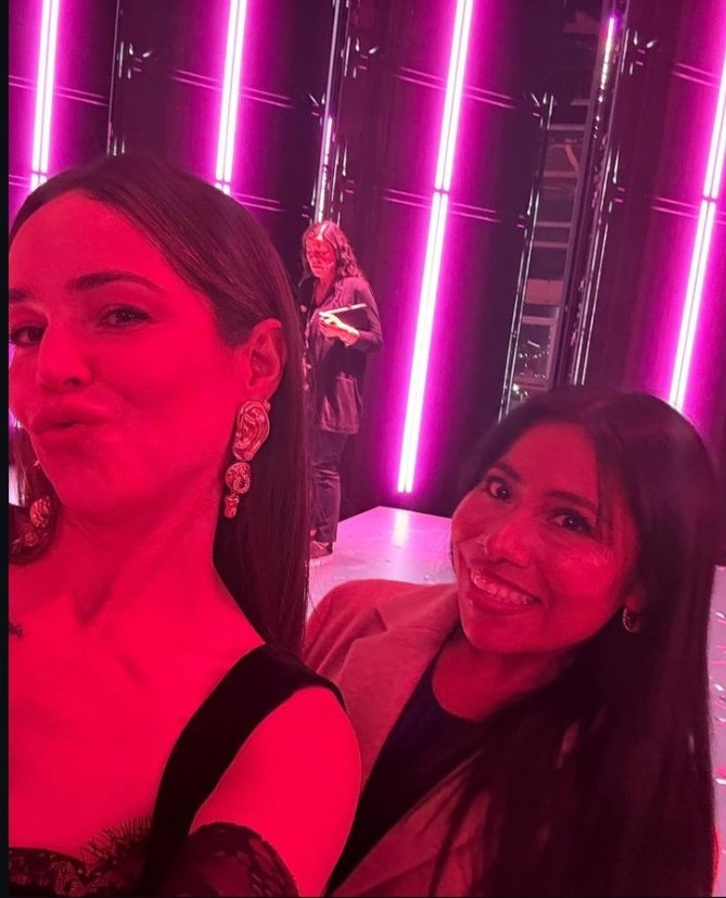 bruja2806's tweet photo. Que chida es Camila Sodi, llevo a su muchacha al teatro... https://t.co/K5MdAogBNG
