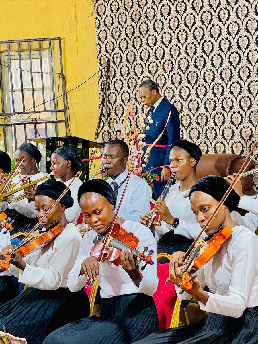 01Christall's tweet photo. Earlier this week, my siblings and I planned to wear the same dress to church, and I was excited about it. As a media unit member, I could wear anything. But on Thursday, the CM (choir master) called me to join the choir and play in the 🎻🎺🎷orchestra. https://t.co/t1JwKmGENo