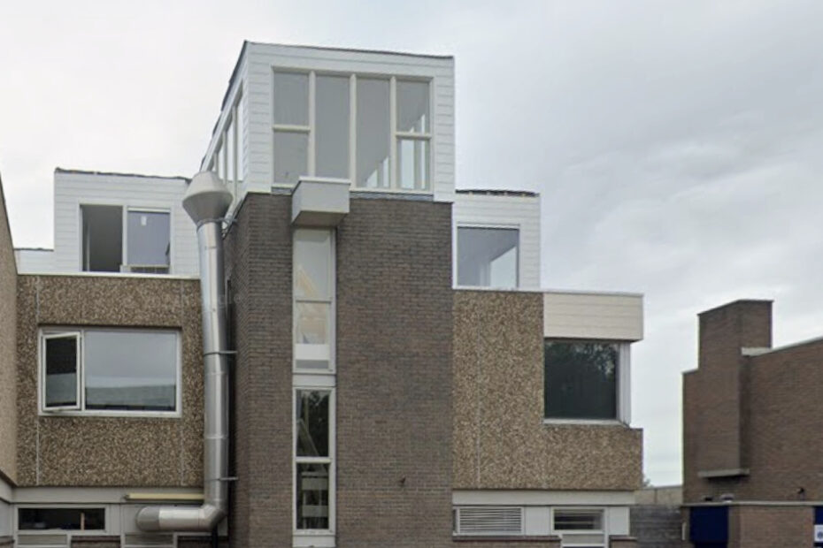DrechtjeDD's tweet photo. Wat is er met de woonbegeleiding op het Dorpsplein in Duivendrecht?  
Dat gaat niet zoals het zou moeten. Er is heel veel overlast.  Hier willen wij én meer van weten én wanneer de overlast voorbij is.    Lees verder via de link https://t.co/2x753fhFzZ https://t.co/zm0GFHtlKE