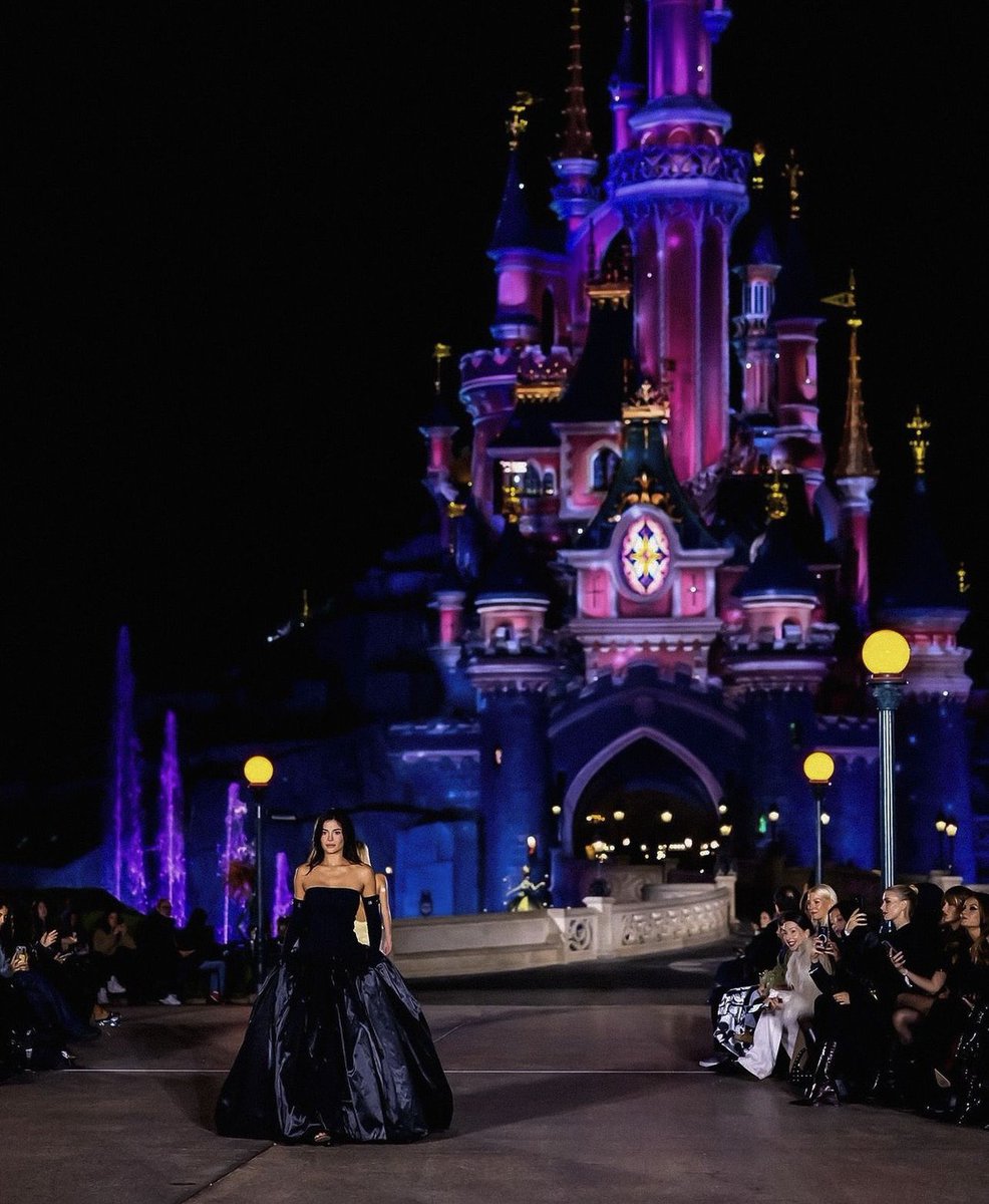 🅟𝗼𝗽 𝗕𝗮𝘀𝗲 © 𝟚𝟘𝟚𝟜 • 𝖤𝗇𝗍𝖾𝗋𝗍𝖺𝗂𝗆𝖾𝗇𝗍!
𝖤͟𝗏͟𝖾͟𝗇͟𝗍͟ › 𝗡𝗲𝘄𝘀
🗞️ › 𝗍𝖺𝗀: #iPopBaseRP

𝗡𝗼̈𝘃𝗮𝗵 𝗞. 𝗥𝗶𝘃𝗶𝗲́𝗿𝗲 (<a href="/almamalherida/">Me mudé a @musefairies !</a>) closes the #ParisFWRP on the <a href="/CoperniRP/">Coperni ᴿᴾ</a> catwalk in <a href="/iDisneylandRP/">𝖣𝗂𝙨𝗇𝗲𝘆𝗹𝖺𝗇𝖽 ᴿᴾ</a> <a href="/RPFashionWeek/">𝗙𝖺𝙨𝘩𝗂𝗼𝗇 𝘞𝗲𝗲𝙠 ᴿᴾ</a>