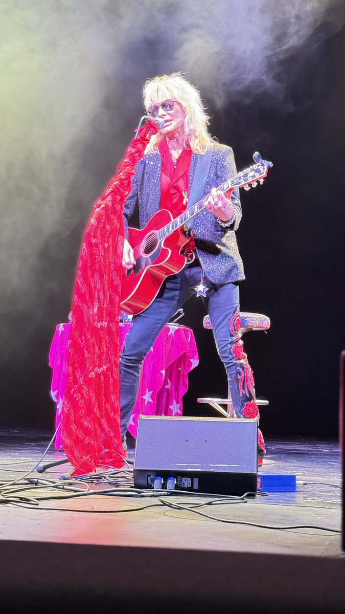 Mike Monroe soolona Porin Teatterissa. Oikeastaan vielä parempi kuin odotin. Pink Floydin Mother encoressa oli aika yllätys itselleni.