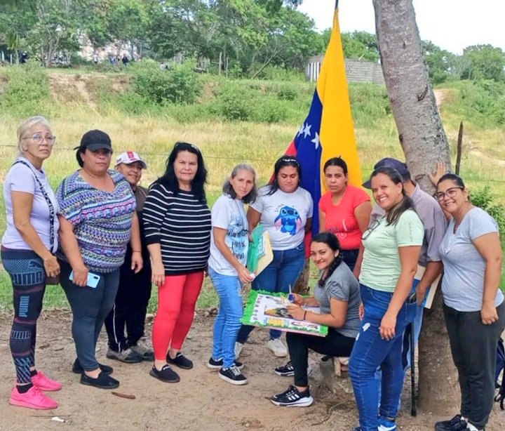 avvmamarosa's tweet photo. Desarrollamos la Unidad curricular de la formación de la Escuela de Constructor Popular Aristóbulo Istúriz, en la cual nos unimos en debate con el fin de desempeñar el Patriotismo Bolivariano, así mismo  realizamos la cartelera patriota!
Somos pueblo constructor pueblo vencedor! https://t.co/tiGLrFK6zj