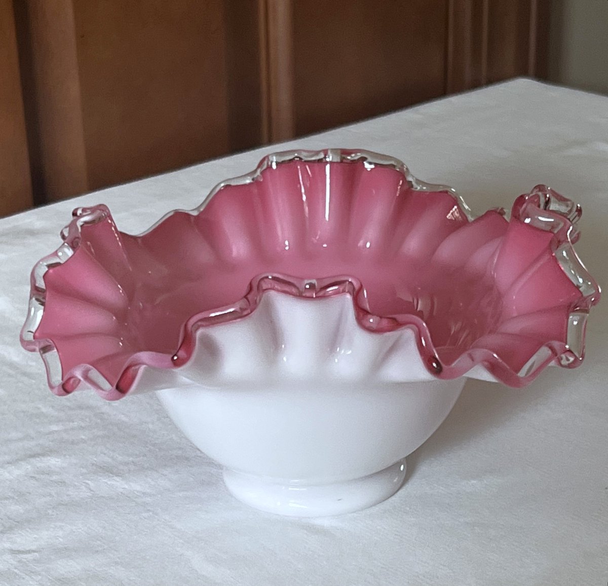 rusticrelics04's tweet photo. Beautiful Fenton Silver Crest Pink White Crimped Ruffled Candy Dish Bowl https://t.co/muE1VCLBvz…… #eBay via
@eBay
#Fenton #candydish #beautiful #Pink #silvercrest #collectible #Decor #Homedecor #Homebeautiful #Gifts #glasscollection #Glass #Glassart https://t.co/VZjyn2xsf2