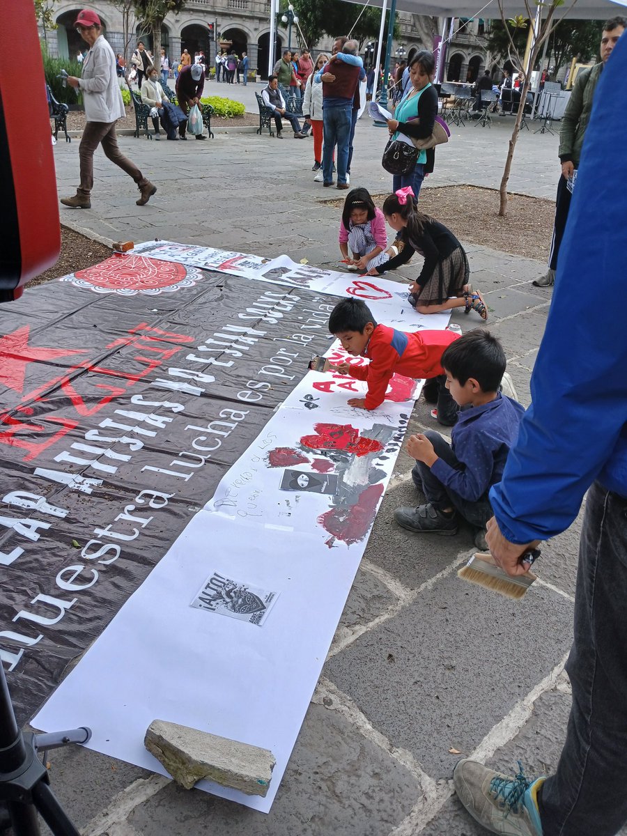 Participación de niñxs hoy en la mesa informativa de Puebla.
Lxs zapatistas no están solxs