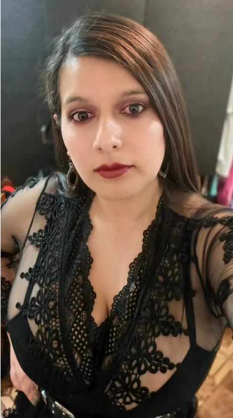 Subo esta foto para que el internet valide mi existencia, porque la autoestima ya no cuenta si no viene con likes. Aquí estoy, maquillada y seria, esperando que alguien diga algo bonito… quién sabe, tal vez hasta encuentre pareja. Y si no funciona, siempre puedo ser infiel en mi