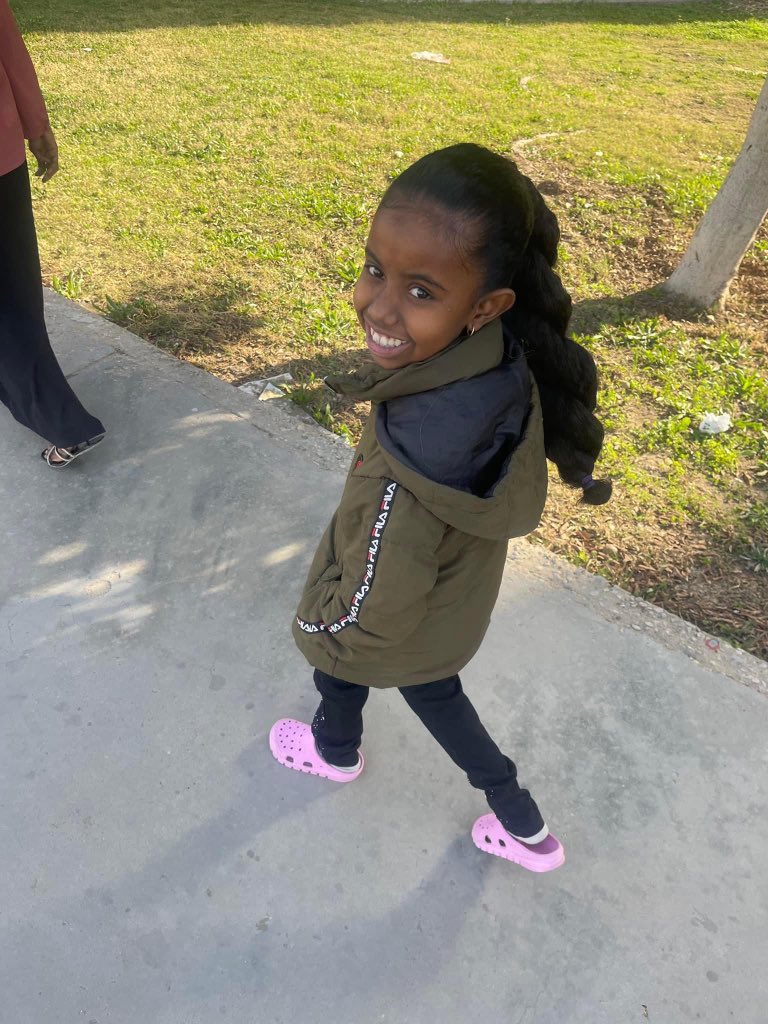 ١. متاسف لاني عارف قدر شنو كل شخص فينا عندو صراعاتو والتزاماتو الخاصة..
٢. تقيل جدًا علي طلب الحوجة لاني ما بفضل الطريقة دي، بس الحوجة لصديق واخو وجاري..
٣. انا بستهدف كل من يقدر، بالاستطاعة بس، وشاكر ودعواتي للما بقدر قبل البقدر.. والما بقدر يساعدني بتمرير التغريدة..

(١)