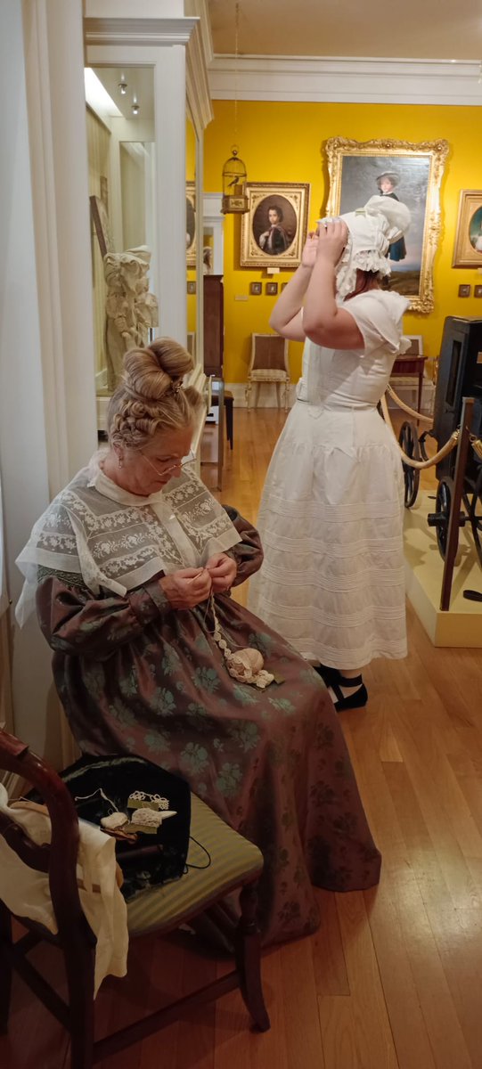 Anacronicos's tweet photo. Más imagenes de la #recreacionhistorica ambientada en 1830 con motivo de los 100 años del @MRomanticismo 
Muchos compañeros de nuestra agrupación conversaron con el público sobre el Romanticismo y la España de ese periodo. https://t.co/r6mjk6VoWz
