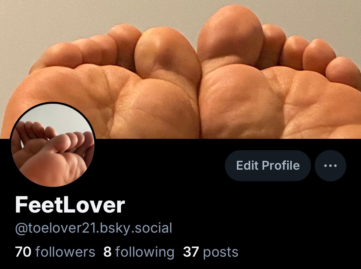 FeetLover tweet media