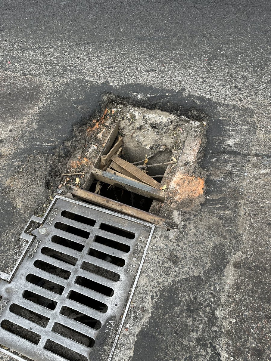 LuisPitalu8622's tweet photo. @TlalpanAl Coladera despistada en viaducto Tlalpan. https://t.co/pEMOzYLCoT
