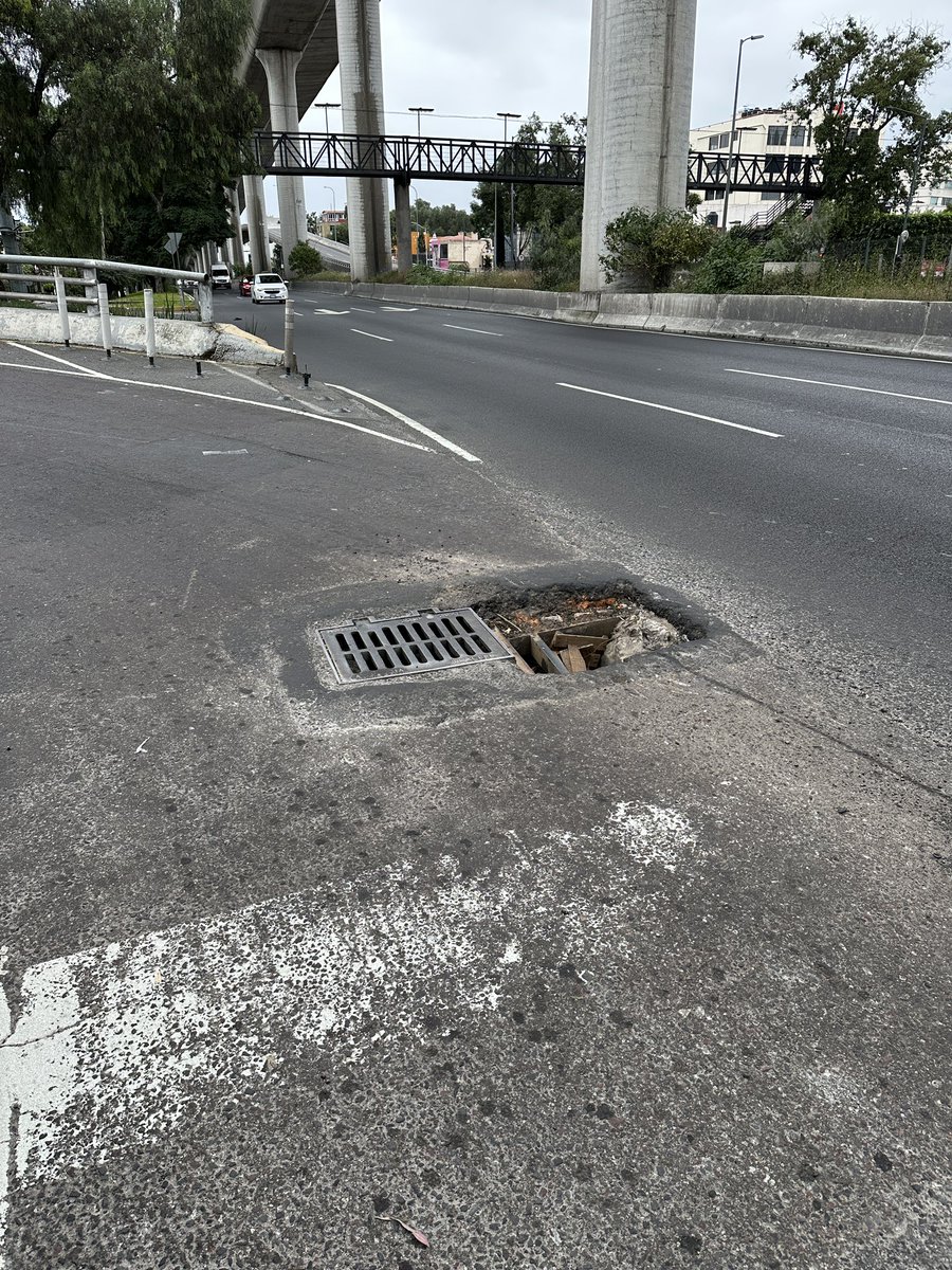 LuisPitalu8622's tweet photo. @TlalpanAl Coladera despistada en viaducto Tlalpan. https://t.co/pEMOzYLCoT