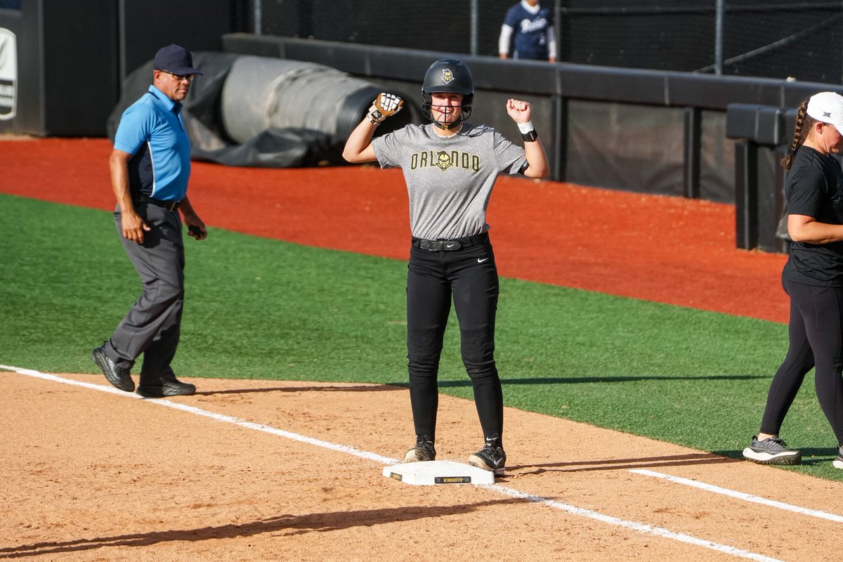 Have a day, Kendall!

She hits her second homer of the day after Taylor drives in two! 💣