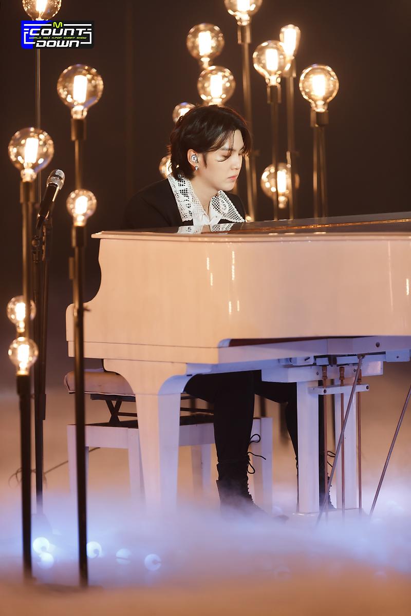 cypherluscious's tweet image. Let's share our favourite #LyricsBySUGA!

Here's some from "First Love" (transl. Doolsetbangtan):

"그러니 절대 너는 내 손을 놓지 마
So don’t ever let go of my hand
두 번 다시 내가 널 놓지 않을 테니까
Because I’m not letting go of you ever again."

#YoongiNeverWalksAlone
#SUGA