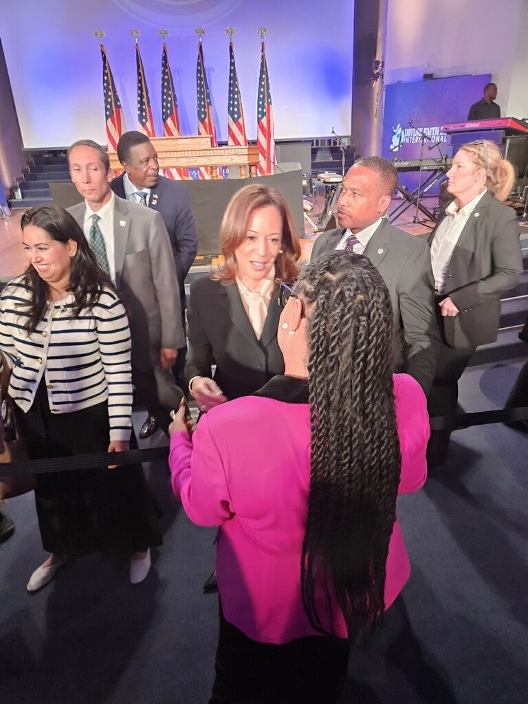 NikemaWilliams's tweet photo. Happy Happy Birthday, Madam VP @KamalaHarris 🎉

Thanks for spending your weekend with us in #BattlegroundGA! We’re working to keep the celebration going in 16 days…🗳️💙🍑 https://t.co/Ww6sNZrBsY