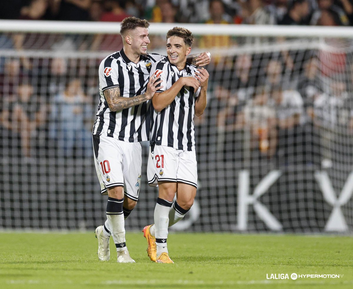 La sonrisa de los 𝐣𝐮𝐠𝐨𝐧𝐞𝐬 en el <a href="/CDCastellon/">CD Castellón</a>. 😁

⚽⚽ x 🅰️🅰️

<a href="/Raul_Sanchez_10/">RS10</a> 🤜🤛 CALATRAVA

#LALIGAHYPERMOTION