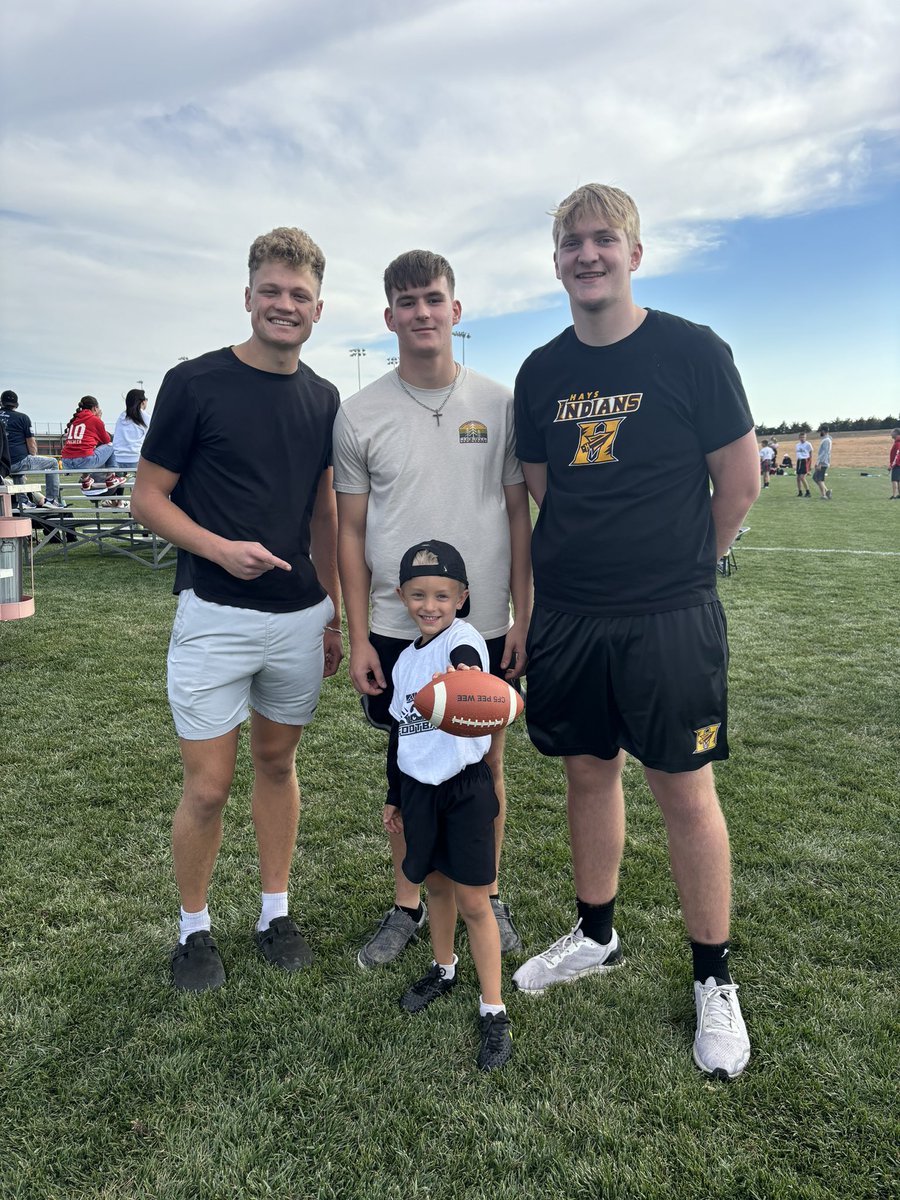 It doesn’t get much better than this for Chauncey. Flag football with some of <a href="/SeaneyD4/">Sean Dreiling</a> players cheering him on. 
🏈🤍🐯