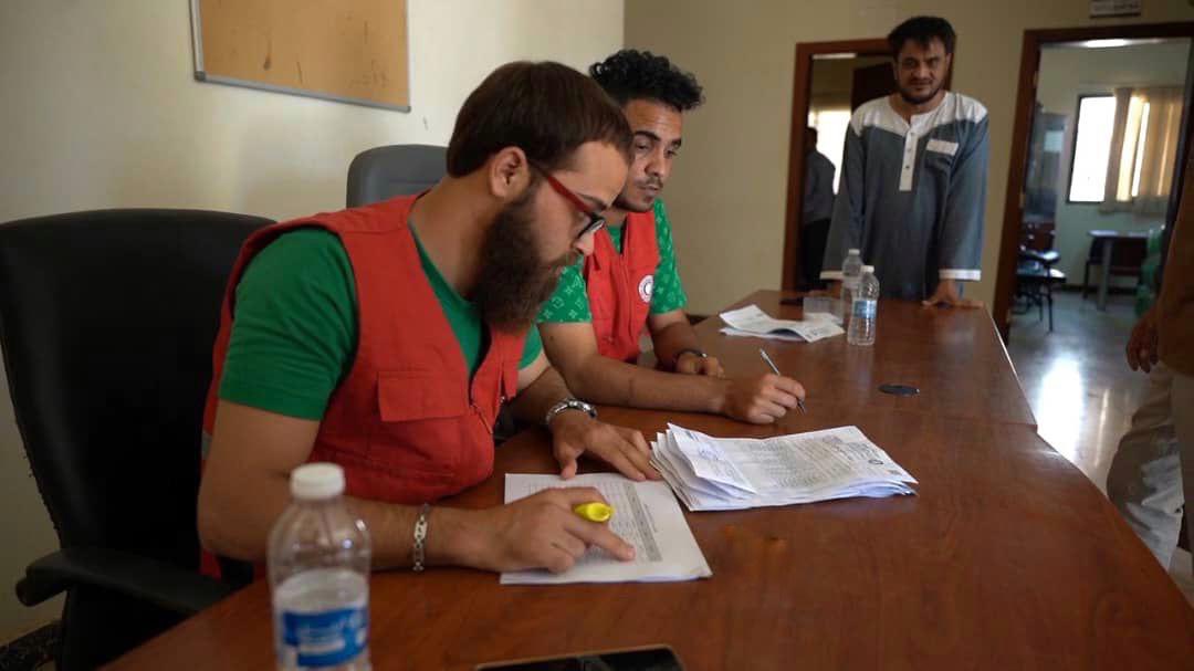 L_R_C_Benghazi's tweet photo. Supported by the General Secretariat of the Libyan Red Crescent and the @KSRelief, the Benghazi branch of the L.R.C., through its Qaminis division, launched a campaign to distribute food baskets. https://t.co/DbeI1gxY1f