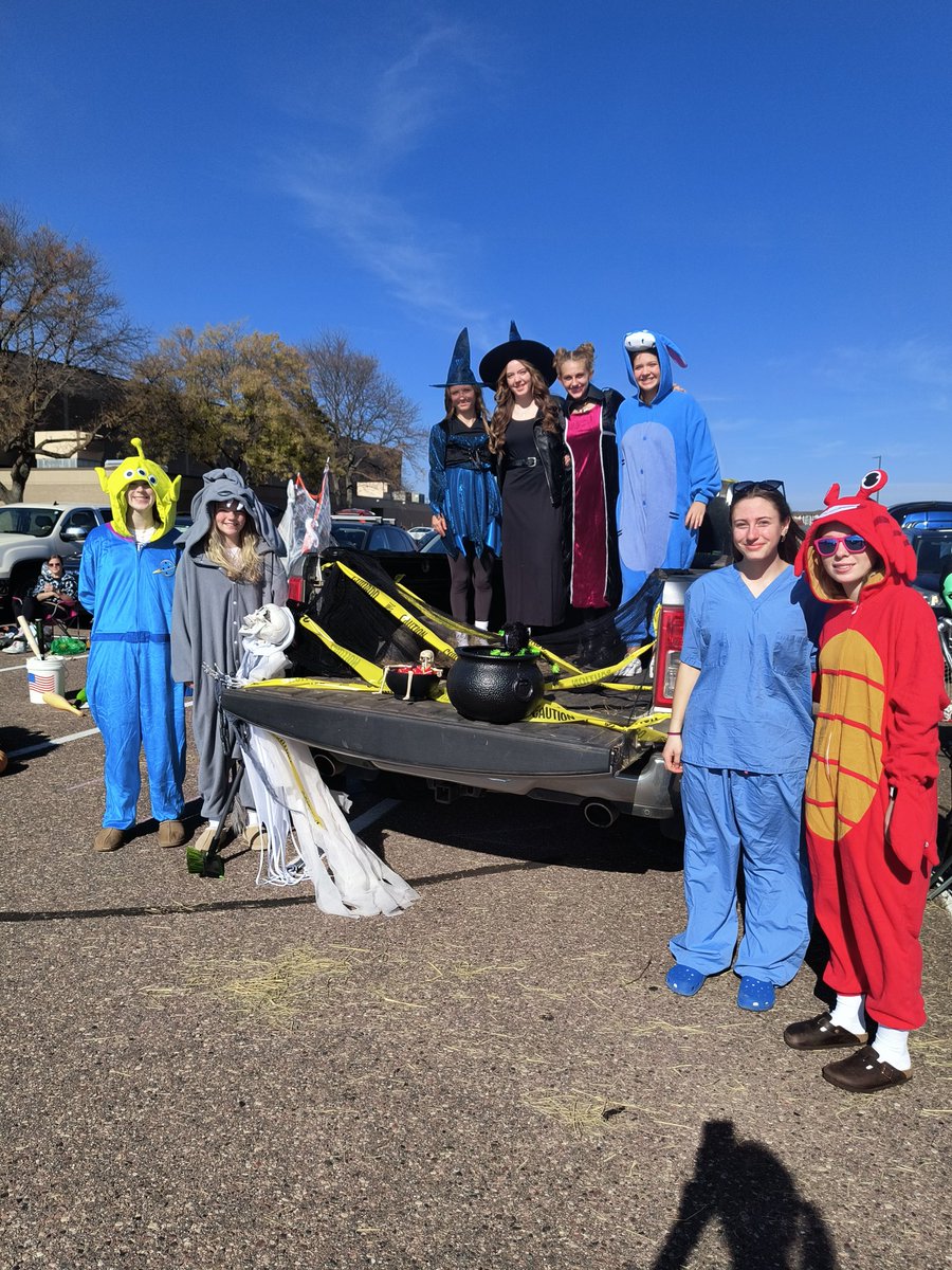WestFastpitch's tweet photo. Hope your kids had as much fun as ours at our trunk or treat booth! Thank you Jaidyn, Baylen, Grace, Claire C, Claire S, Molly, Kaitlyn, Nora, Taylor, Emma for help making this a great community event!! ❤️🥎🎃 https://t.co/XfwdWytJpP