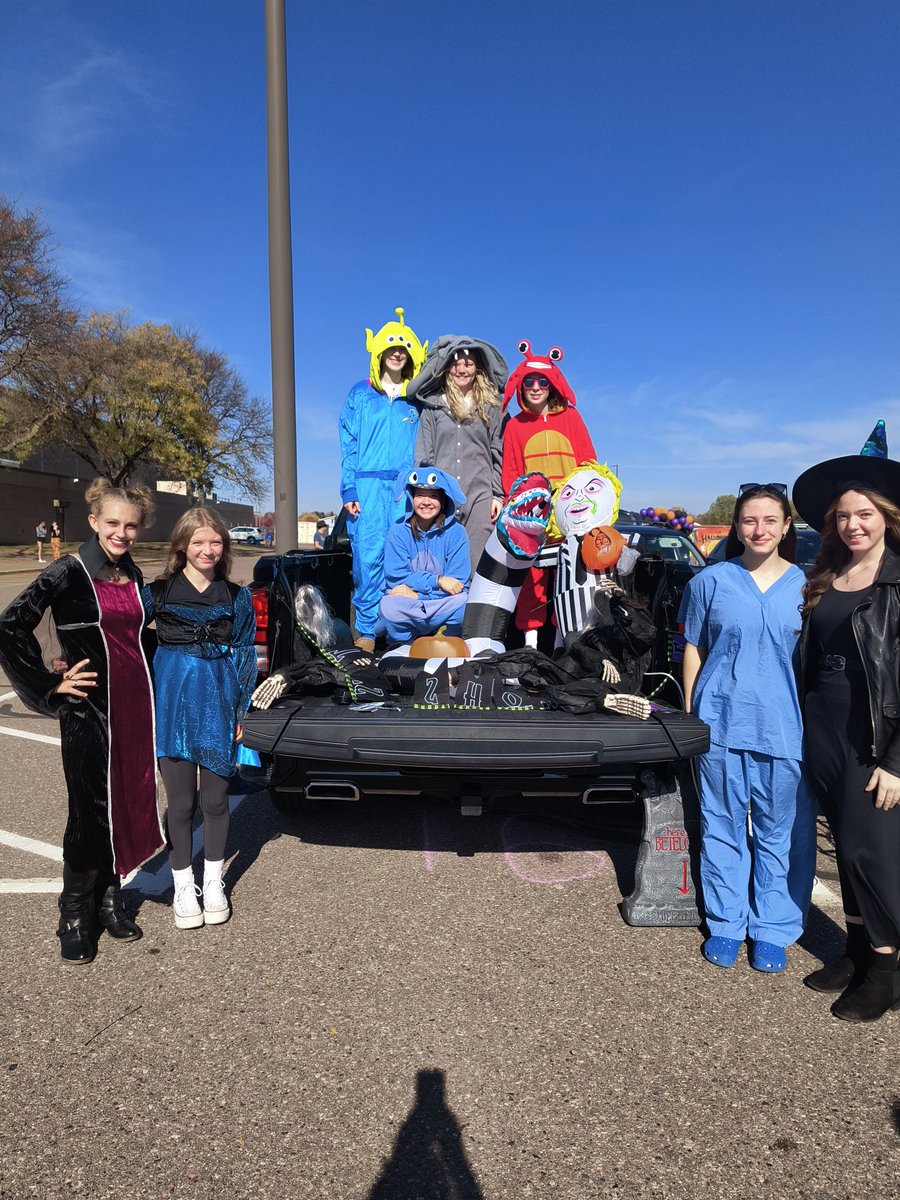 WestFastpitch's tweet photo. Hope your kids had as much fun as ours at our trunk or treat booth! Thank you Jaidyn, Baylen, Grace, Claire C, Claire S, Molly, Kaitlyn, Nora, Taylor, Emma for help making this a great community event!! ❤️🥎🎃 https://t.co/XfwdWytJpP