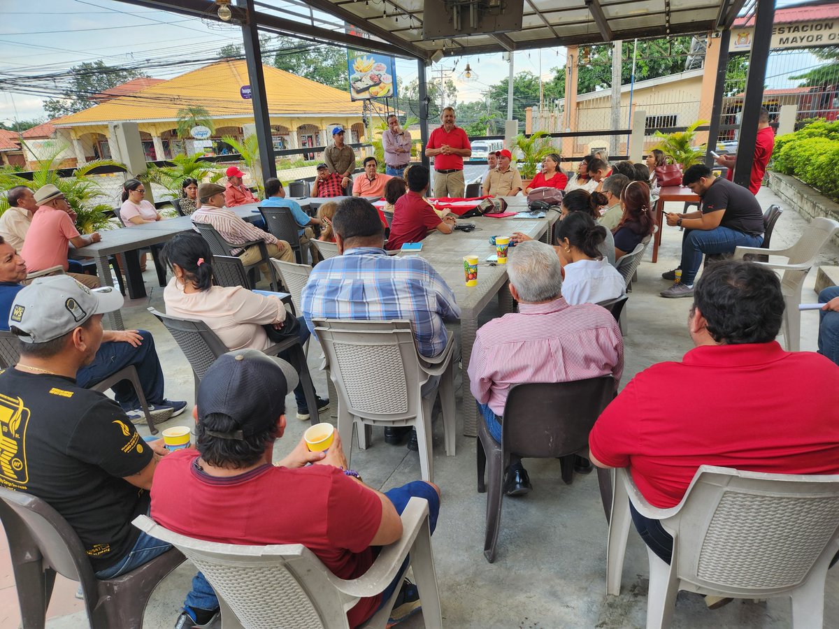 Líderes del movimiento  Recuperar Honduras en San Pedro Sula sostienen importante reunión de trabajo. <a href="/luiszelaya_hn/">Luis Zelaya</a>