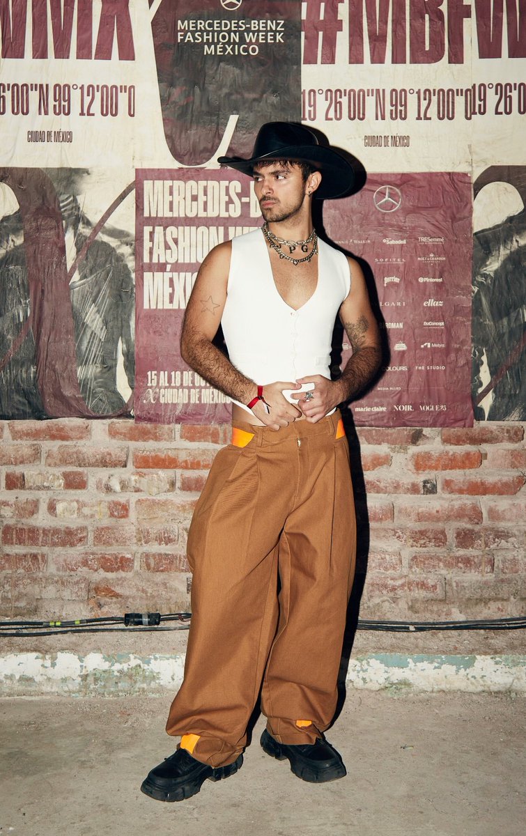 Jorgedd_11's tweet photo. 📸 AHHH Si hay foto pro del look con el sombrero, que guapo vaquerooo! 🖤🔥#JoaquinBondoni en la #MBFWMx https://t.co/HBJvxxD6TL