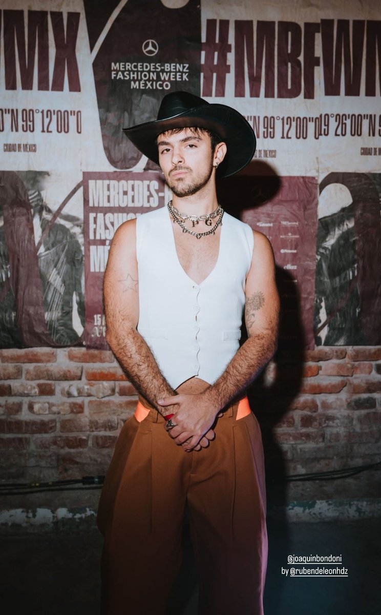 Jorgedd_11's tweet photo. 📸 AHHH Si hay foto pro del look con el sombrero, que guapo vaquerooo! 🖤🔥#JoaquinBondoni en la #MBFWMx https://t.co/HBJvxxD6TL