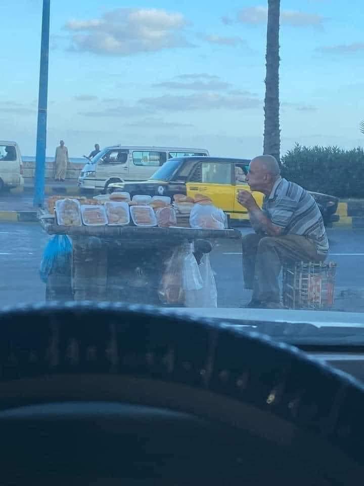 ممكن #دعم كبير اوووي 

الحاج ده واقف عند زين بتاع الرز بلبن اللي قبل محطة الرمل و حاجته نضيفه جدا و اسعاره في حاجات اقل من ٥ جنيه

 و عنده كل حاجه لو ينفع كل واحد فينا يعدي عليه الصبح يشتري منوا و نشجعه هو بيقف من الساعه ٧ و نص الصبح كدا لحد بليل❤️