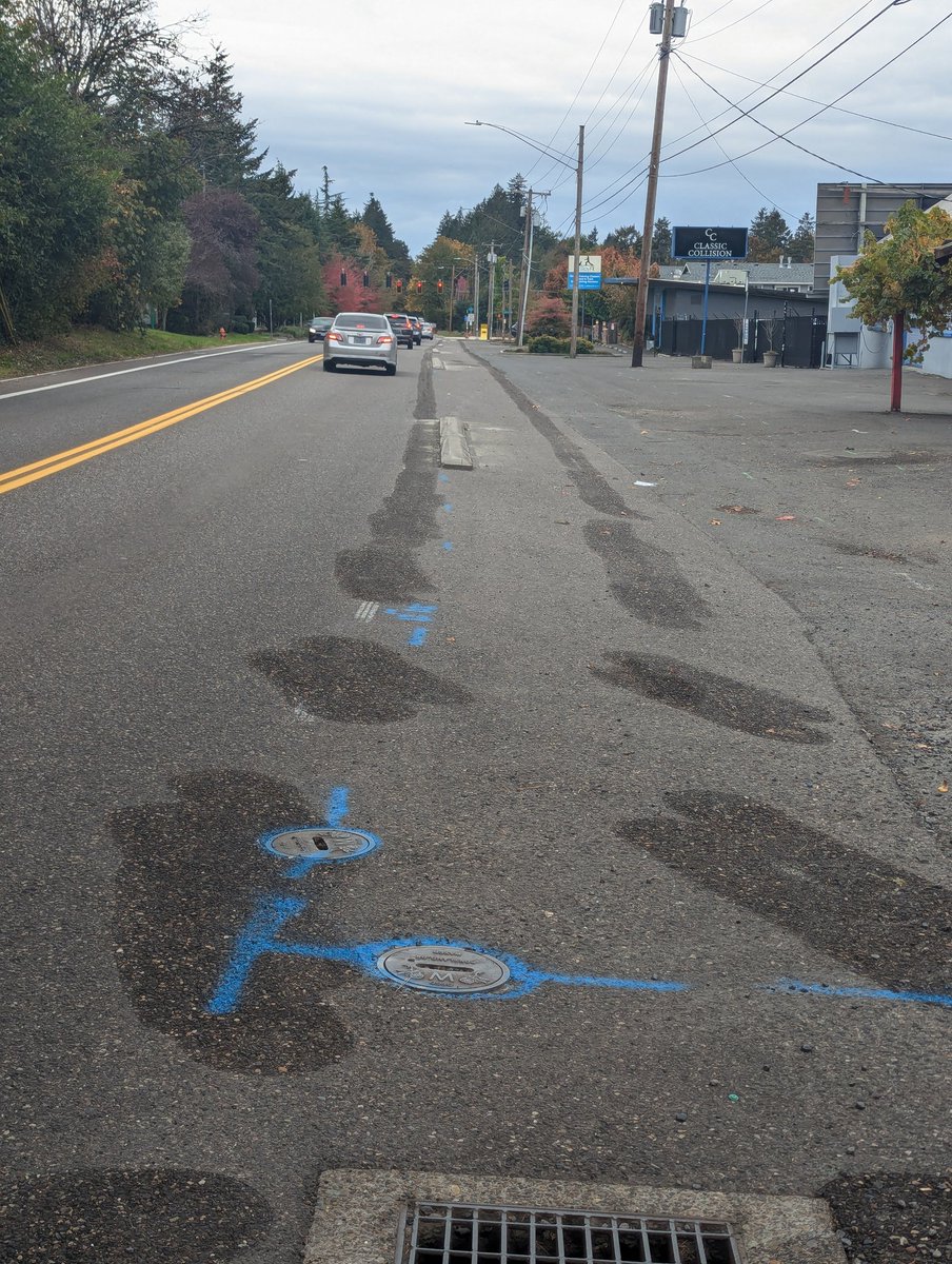 adamPDOTcom's tweet photo. Leave it to @PBOTinfo to harden a bike lane with a concrete curb and somehow make it worse by putting the curb inside the bike lane. 🤦‍♂️

#bikepdx #Portland https://t.co/qkBkU5wsij