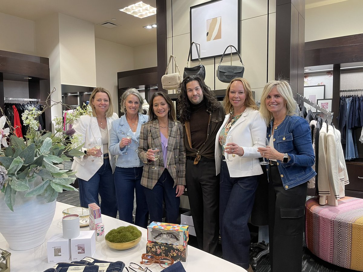 OConnors_YYC's tweet image. We had a great turnout at our L’Agence event.  Lots of fun.  Thank you for the support. Team photo with the L’Agence ambassador Tosh. 
#fallevent #oconnors #fallstyle #calgaryfashion #fallfashion