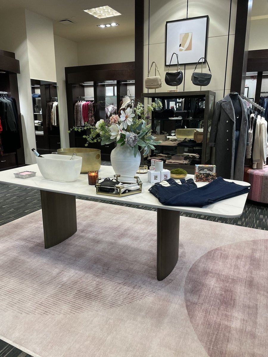 OConnors_YYC's tweet image. We had a great turnout at our L’Agence event.  Lots of fun.  Thank you for the support. Team photo with the L’Agence ambassador Tosh. 
#fallevent #oconnors #fallstyle #calgaryfashion #fallfashion