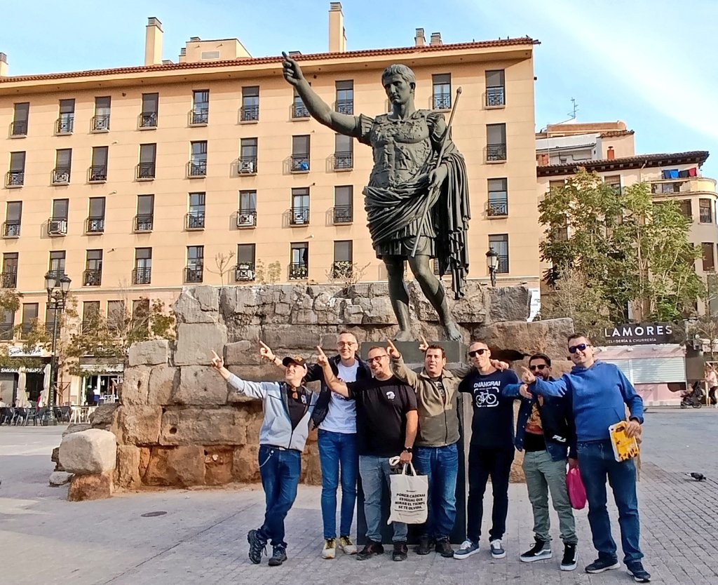 alfonsryo's tweet photo. Espectacular finde otra vez en Zaragoza! Reunión Málaga / Japón / Barna / Maños. Birras, tapas, podcàsting, retrogaming, música, etc. Yeahhh! https://t.co/tUU03YTpIE