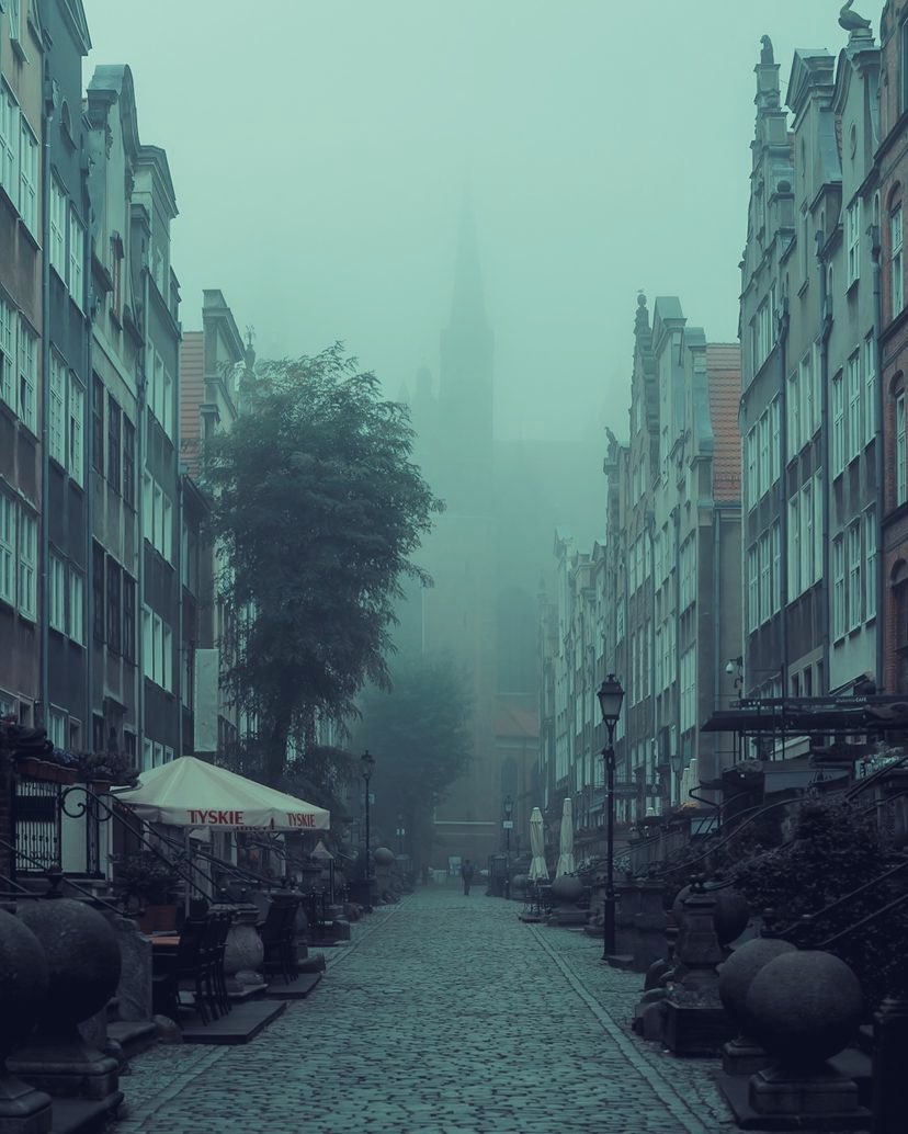 archi_tradition's tweet photo. Gdańsk in the fog is utterly ethereal. https://t.co/oYsc8WX4Ai