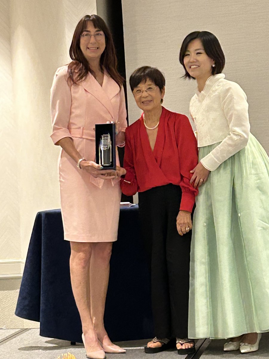 SupCindyChavez's tweet photo. Celebrating 45 years of dedication from
Korean American Community Services! 

KACS has grown from a small church-based initiative to serving over 40,000 individuals annually.

A special congrats to @SupEllenberg, this year’s recipient of the Community Impact Leader Award. https://t.co/x9TPjKj7aJ