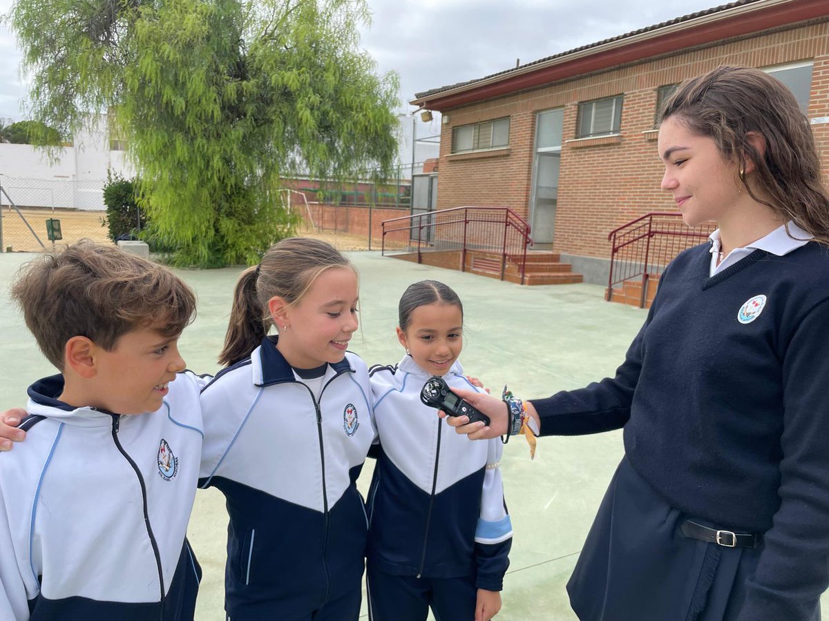 CgioStaIsabel's tweet photo. Nos estrenamos con un nuevo formato en nuestra #radioescolar DEBATE.  Nuestro alumnado asume el reto que supone y, además, lo disfruta.
Hablamos de #habitossaludables y comprobamos lo que aprendimos el 16 de octubre, #díamundialdelaalimentación.
👉https://t.co/bZYTOFyFmL https://t.co/mTjtBAlUHg