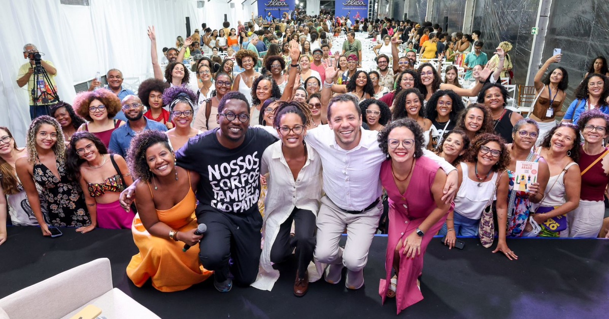 Flica 2024: Itamar Vieira Júnior e Kalaf Epalanga falam como interação com o leitor influencia em suas escritas bahianoticias.com.br/holofote/notic…