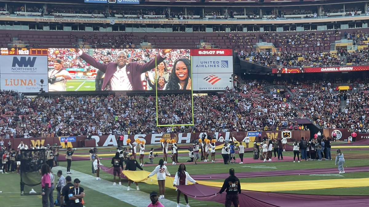brianseventy7's tweet photo. 27-0 at halftime, time to retire #28! https://t.co/5W44zhNfAs
