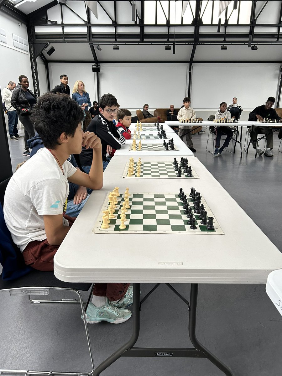 Les 2 simultanées avec Jules Moussard organisées par <a href="/EchiquierduLac/">EchiquierduLac</a> se sont super bien déroulées dans une super ambiance. 23 jeunes &amp; 18 adultes se sont mesurés à Jules. Fait inédit : les joueurs ont pu choisir les blancs ou les noirs. À réitérer ! <a href="/ffechecs/">Fédération Française des Échecs</a> <a href="/EnghienlesBains/">Enghien-les-Bains</a>