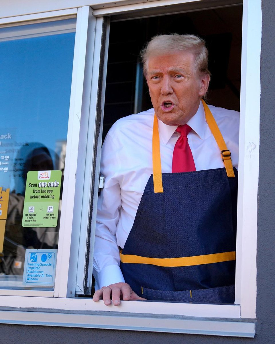 Info3Gdl's tweet photo. #Internacional 
El candidato republicano Donald Trump @realDonaldTrump realizó un acto de campaña poco común en Pensilvania al adquirir empleo en un MCDonald's. Por 20 minutos el aspirante a la Casa Blanca repartió papas a la francesa a los clientes para ganar simpatizantes. https://t.co/RlTCnESxOS
