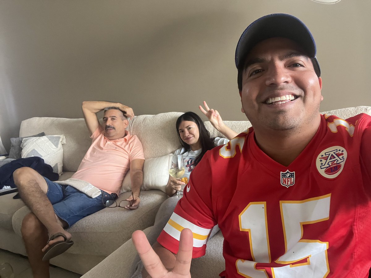 ChekoSeveriano's tweet photo. Disfrutando en familia, viendo a los Jefes desde zapopan! @FOXImpactoNFL #foximpactonfl https://t.co/gJhB1gxpJV