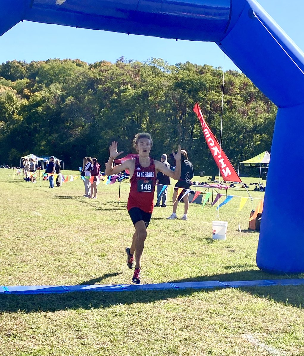 RunaissanceMom's tweet photo. @lchsxctf Randy ran a great race! Loved watching them - Dylan’s reaction was awesome ❤️ https://t.co/73TyG6I7jC