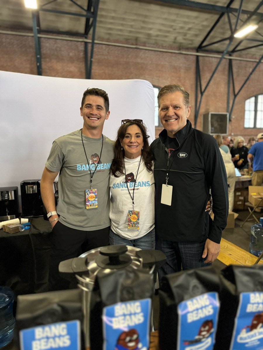 The4amBroker's tweet photo. My alter ego @bangbeanscoffee 

My parents showed up to support us!! https://t.co/hCVSzZa0pK