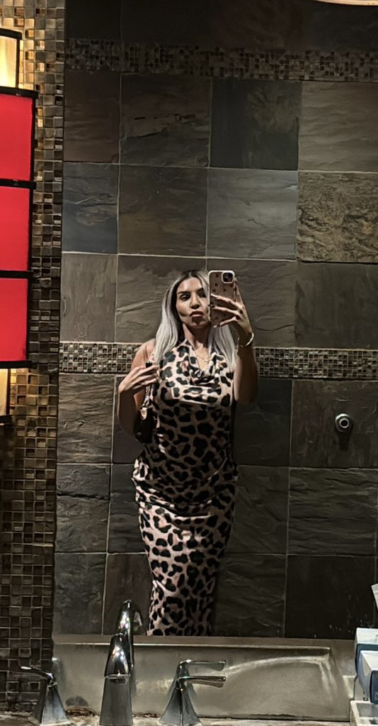 karijuniversee's tweet photo. wine&amp;dine 🐆🫦 https://t.co/ZPNF3mvxEU