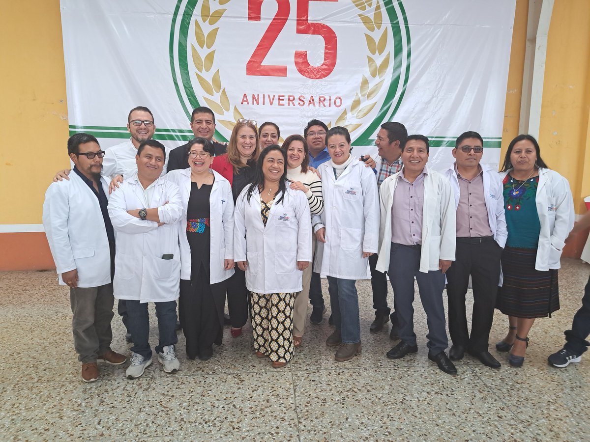 Excelente encuentro con los egresados de la ELAM  en Guatemala, juntos celebramos nuestro 25 Aniversario. El sueño de Fidel está más vivo qué nunca.
#CubaPorLaVida
<a href="/DiazCanelB/">Miguel Díaz-Canel Bermúdez</a> 
<a href="/japortalmiranda/">José Angel Portal Miranda</a> 
<a href="/TaniaMCruzHdez/">Dra.Tania Margarita Cruz Hernández</a> 
<a href="/DrReinol/">Dr.C. Reinol Delfin García Moreiro</a> 
<a href="/elam_oficial/">Escuela Latinoamericana de Medicina</a>