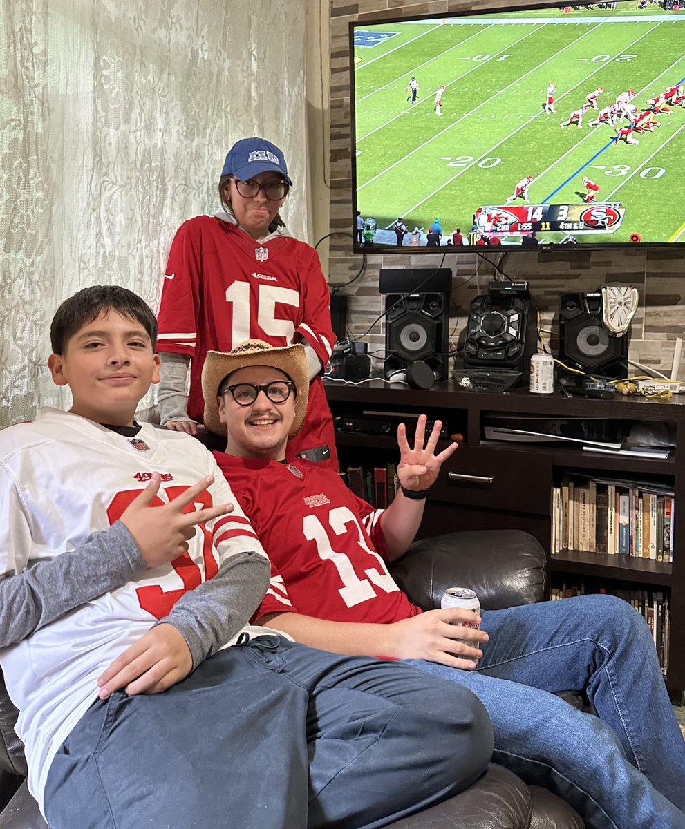Lizzfe's tweet photo. ¡Feliz cumple Baudelio! Hoy ganan los 49ers❤️ #FOXImpactoNFL @FOXImpactoNFL https://t.co/ZVL9zJ7qp5