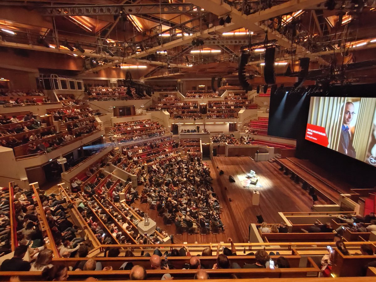 Boeiende avond met <a href="/harari_yuval/">Yuval Noah Harari</a> en <a href="/JanineAbbring/">Janine Abbring</a> in <a href="/TiVre_Utrecht/">TivoliVredenburg</a>.  Benieuwd naar het boek #Nexus