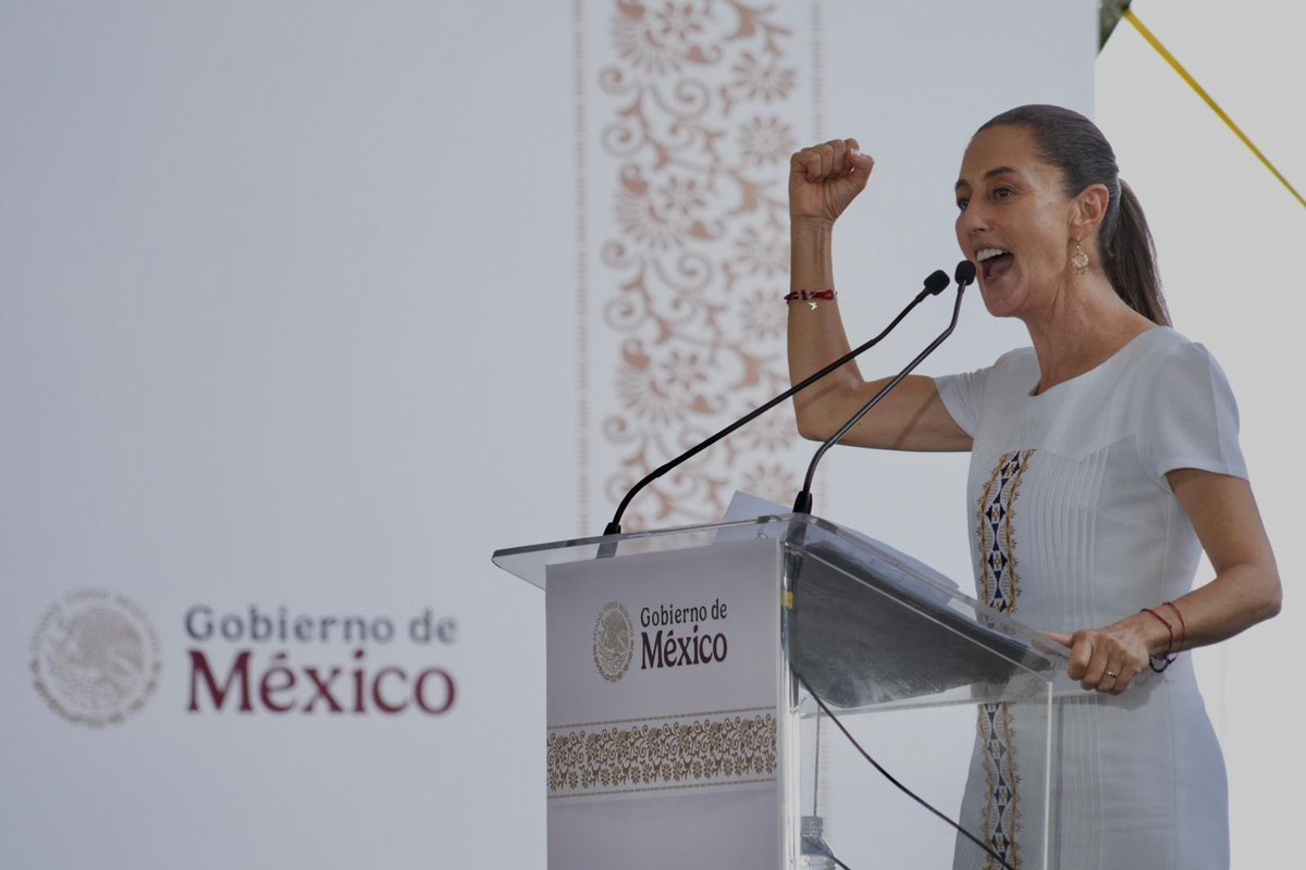 A_MontielR's tweet photo. En gira de trabajo en #Yucatán, junto a la presidenta @Claudiashein como testigo de honor y el gobernador @huachodiazmena, firmamos el convenio para hacer de la Pensión un derecho universal para las #PersonasConDiscapacidad de 0 a 64 años.

Además, mediante la #PensiónMujeresBienestar, reconocemos el esfuerzo de las #MujeresAdultasMayores, retribuyendo años de trabajo y entrega.

@rosaicela_, @AlmiranteSrio, #RicardoTrevilla, @mario_delgado, @EdnaElenaVegaR1, @JulioBerdegue, #JesusEstevaMedina, @carlosgtorres_, @andreslajous, #GustavoVallejo

#HumanismoMexicano
#PrimeroLosPobres